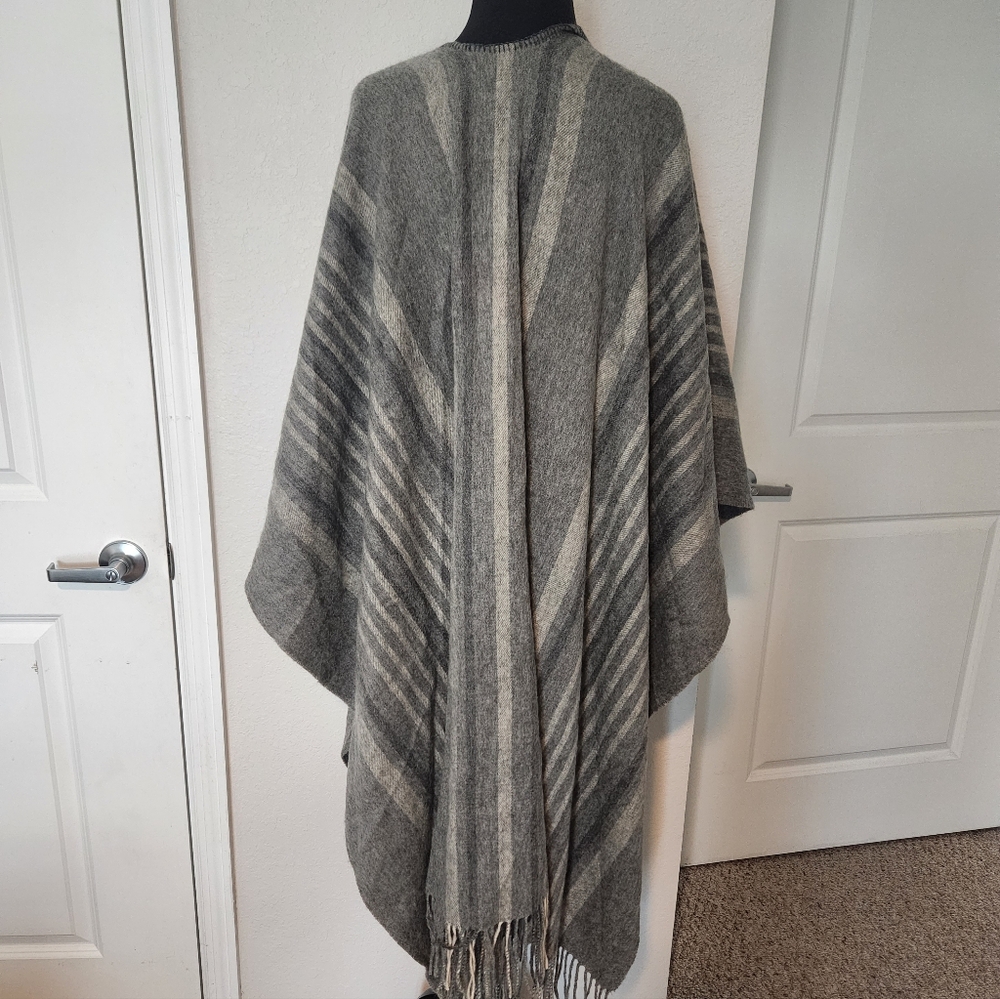 Claudia Nichole Gray Merino Cashmere Poncho - Picture 6 of 6